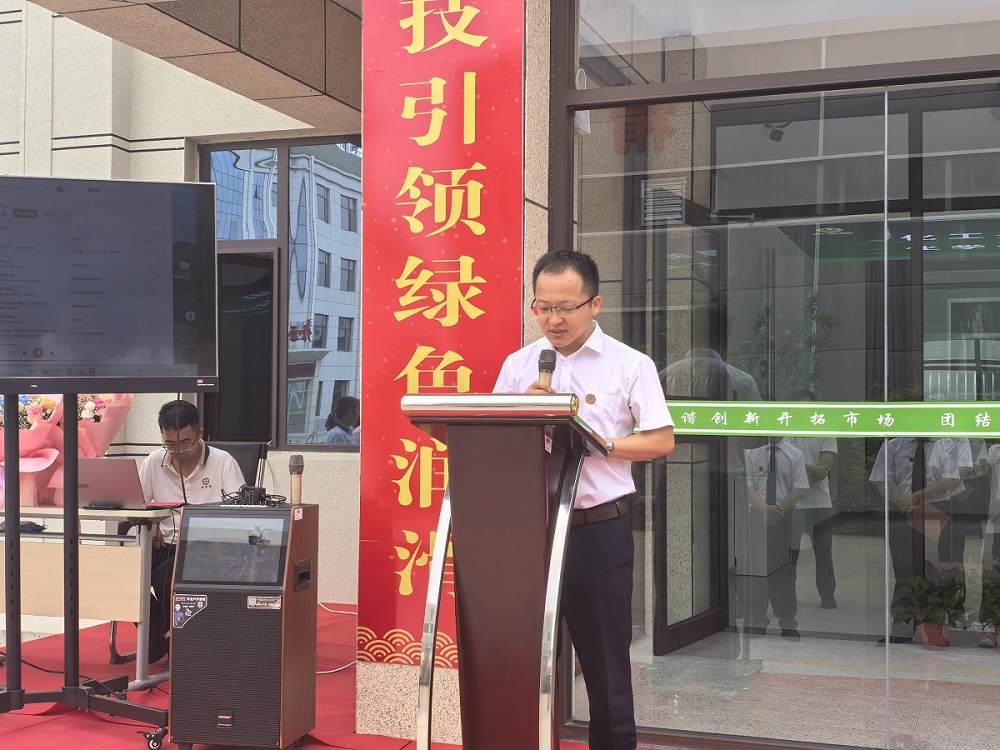 杨江.jpg 杨江.jpg